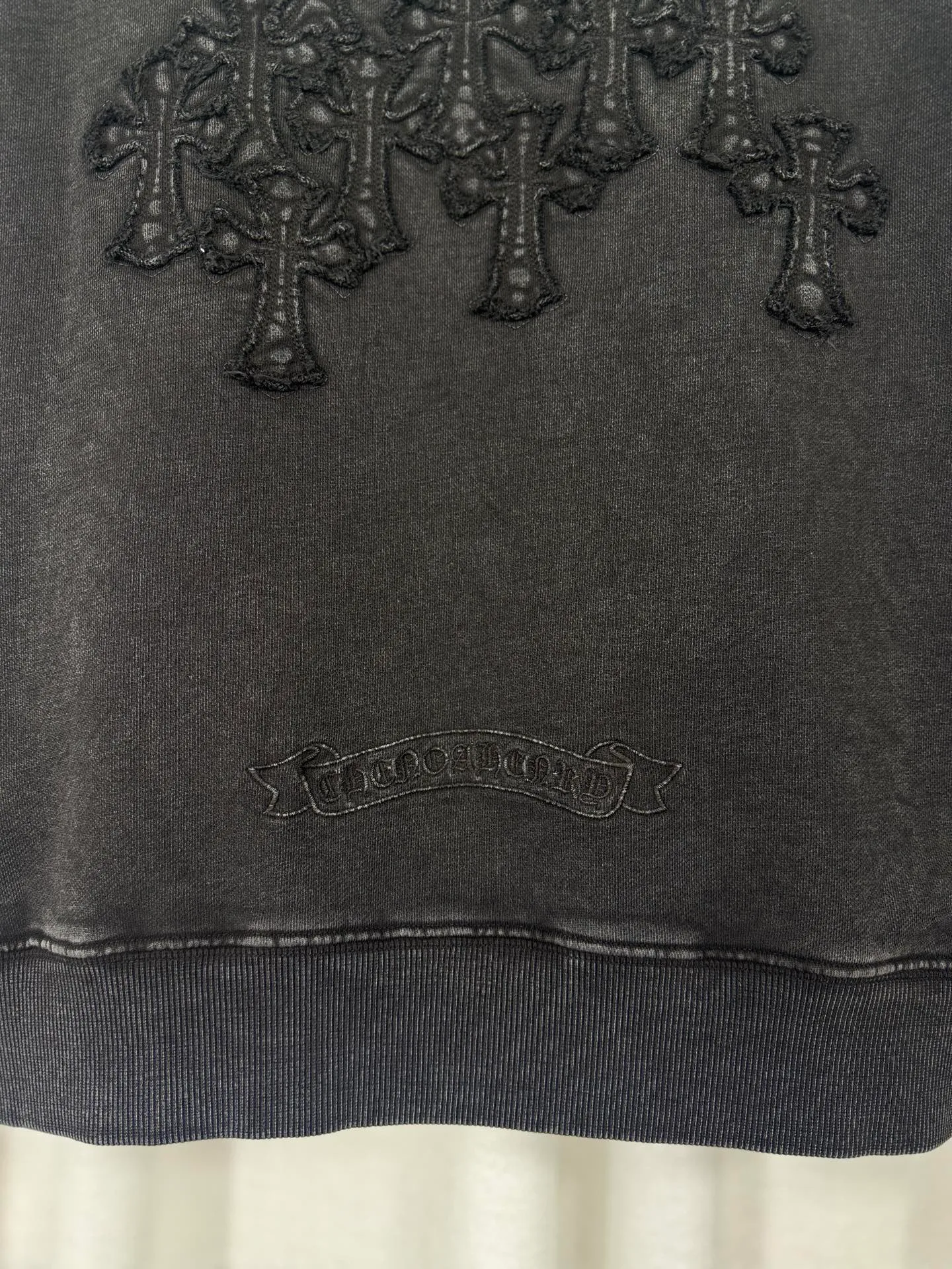 P270 top version, real shot without P, ​​different from market currency) 𝗖𝗵𝗿𝗼𝗺𝗲 𝗛𝗲𝗮𝗿𝘁𝘀/Cro Heart 2025 washed patch embroidery autumn and winter new original single counter American laser burnt 3D three-dimensional color embroidered couple casual sweatshirt 👑The highest version! Customized fabric 430g tripe terry fabric! American acid-washed and distressed original fabric laser burnt ✟appliqué embroidery and exquisite embroidery of letters! The best-selling model in the counter, very comfortable to wear. Accessories: original molded and authenticated collar label➕100% silk wash label. Genuine purchase-grade original hangtag➕matching hanging rope➕3D hanging beads➕original packaging bag. Craftsmanship: The original version has consistent wiring! The highest version of the armhole matching technique! Color: Pink Black Size: S M L XL Style No.: 9310